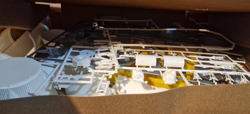 Space : Apollo Saturn V Rocket & Apollo Spacecraft command/service modules kits