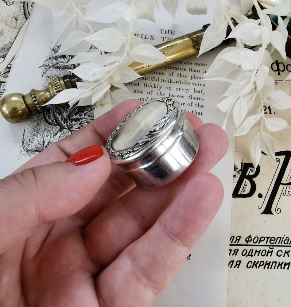 1900s ANTIQUE SOLID OVAL ENGRAVED PILL BOX SHAPE STYLE SILVER 800 & GOLD PLATED