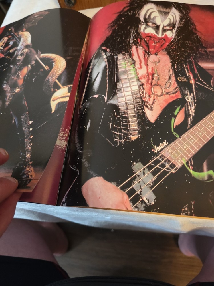 KISS LIVE SIGNED BY GENE SIMMONS MAGAZINE UK IMPORT, 1996