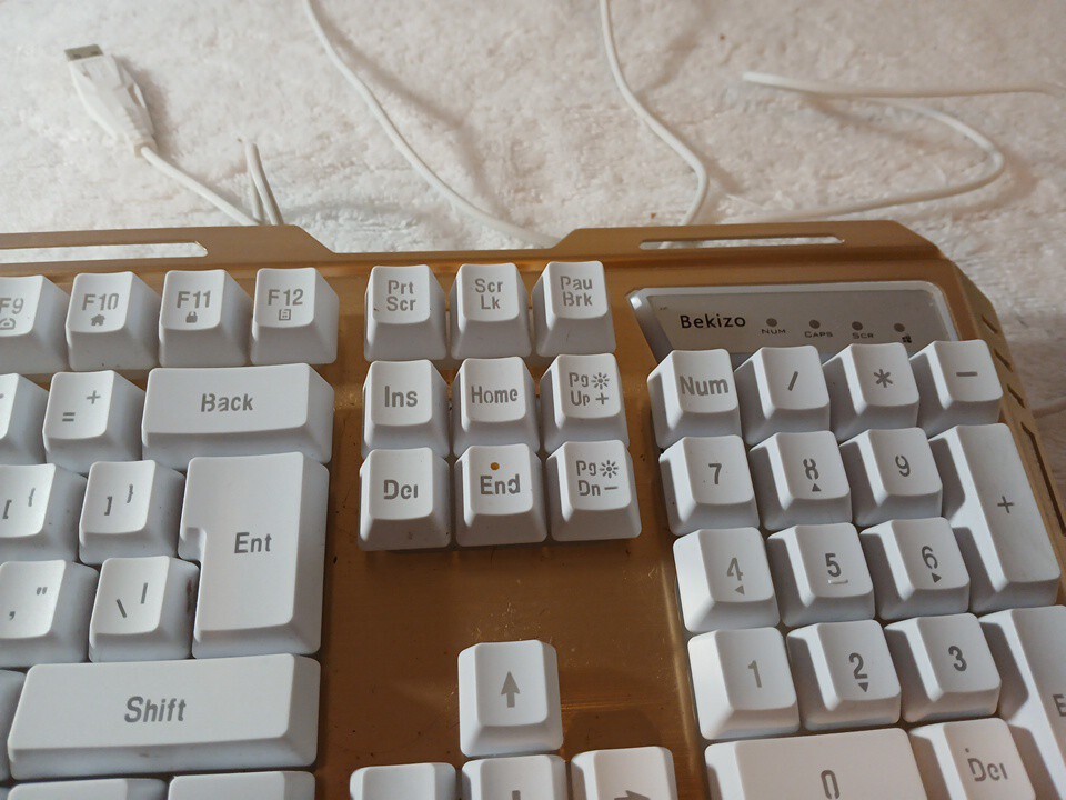 Bekizo KeyBoard.With Extra Pink Keys.NOT TESTED