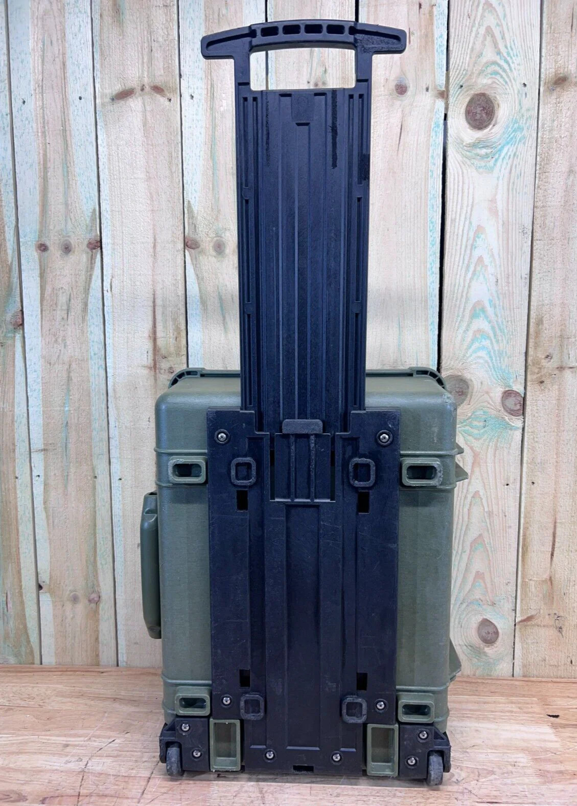 Pelican 1560 Waterproof Rolling Carry On Case Green Good Condition AB