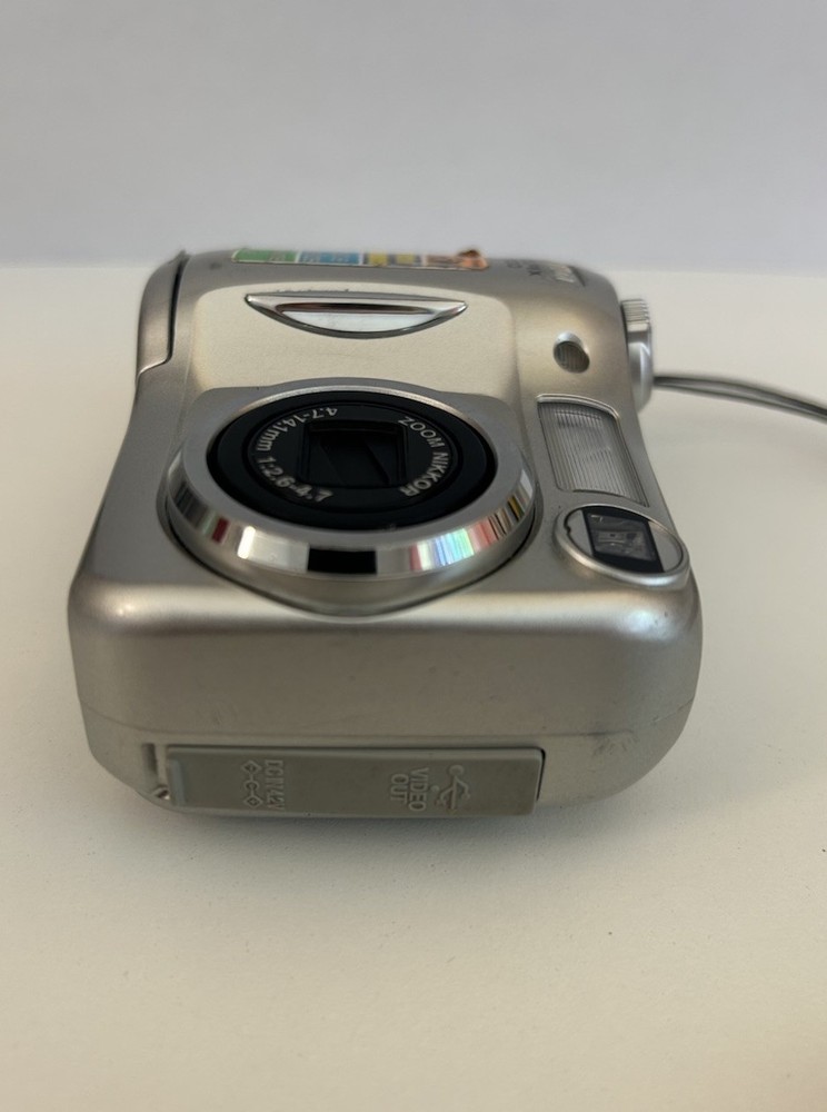 Nikon Coolpix 2100 Digital Camera Silver Tested Working