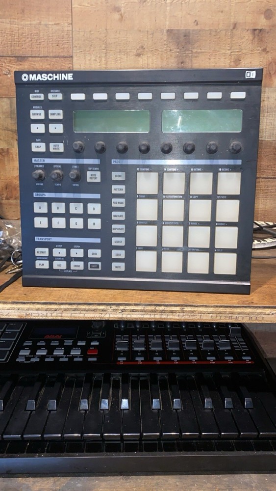 Native Instruments Maschine MK1 Sampler & Sequencer, 16 Pads, Built-in Effects,…