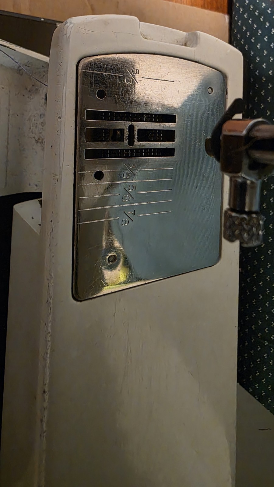 VTG Viking Husqvarna 6460 Sewing Machine For Parts only untested (Missing Cord)