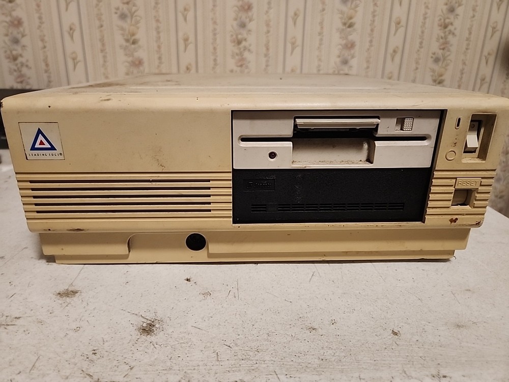Vintage Desktop PC Leading Edge Model DC-2012 Computer Powers On