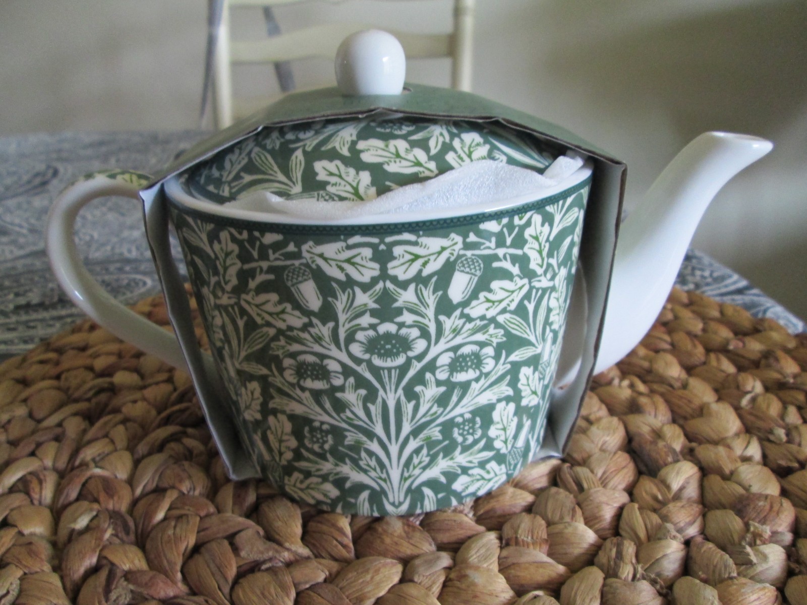 Acorn Fine China 26oz Teapot William Morris Leaonardo Collection Design/NWT