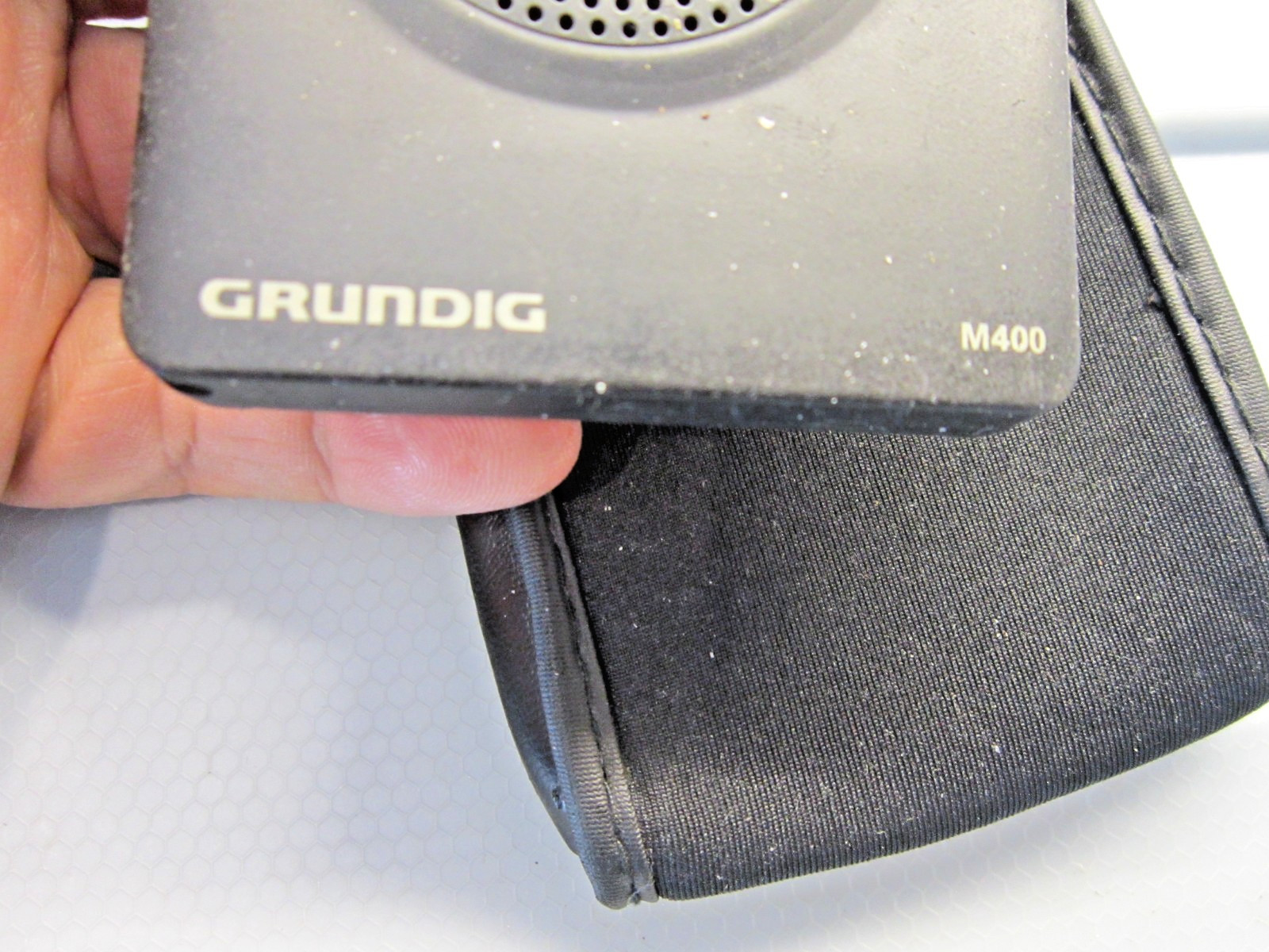 Grundig M400 AM/FM/SW 1-2 World Radio Black Working STICKY no battery cover