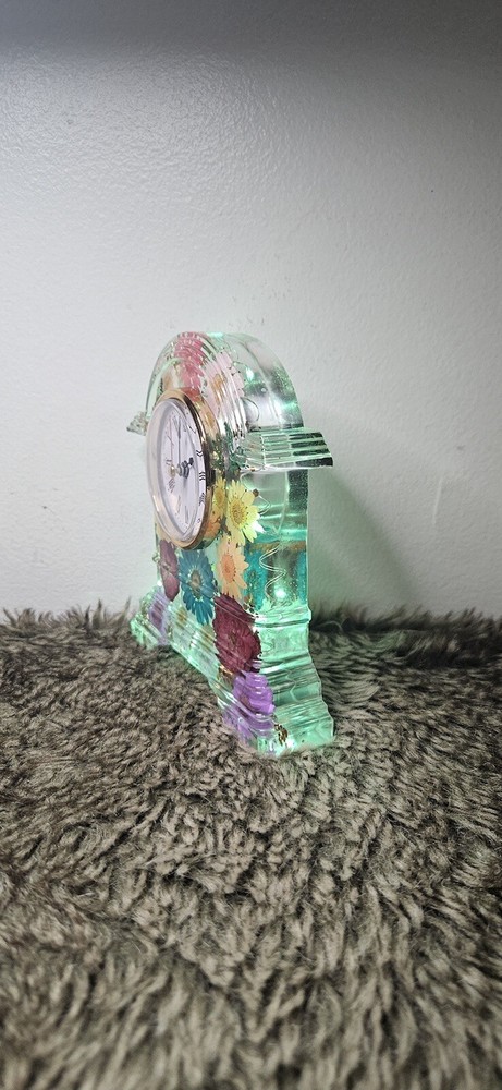 Desktop Clock| Pressed Flowers Preserved Clock| Epoxy Resin Table Lamp Clock