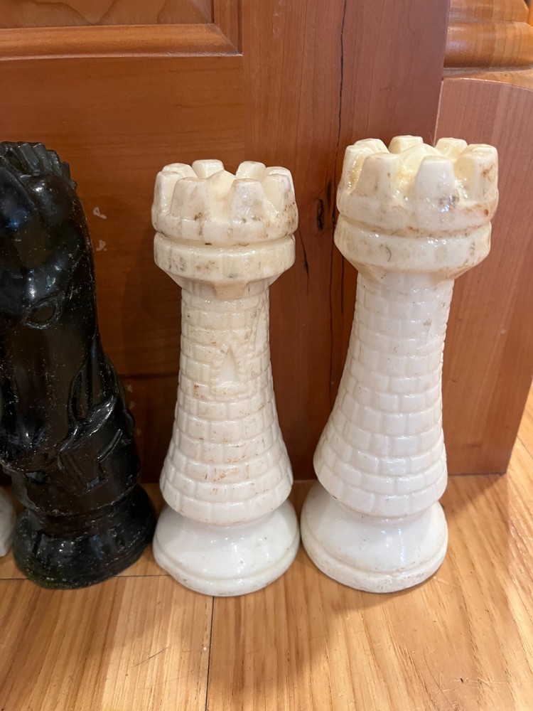 Complete 32-piece Duncan Mold Solid Plastic Chess Set
