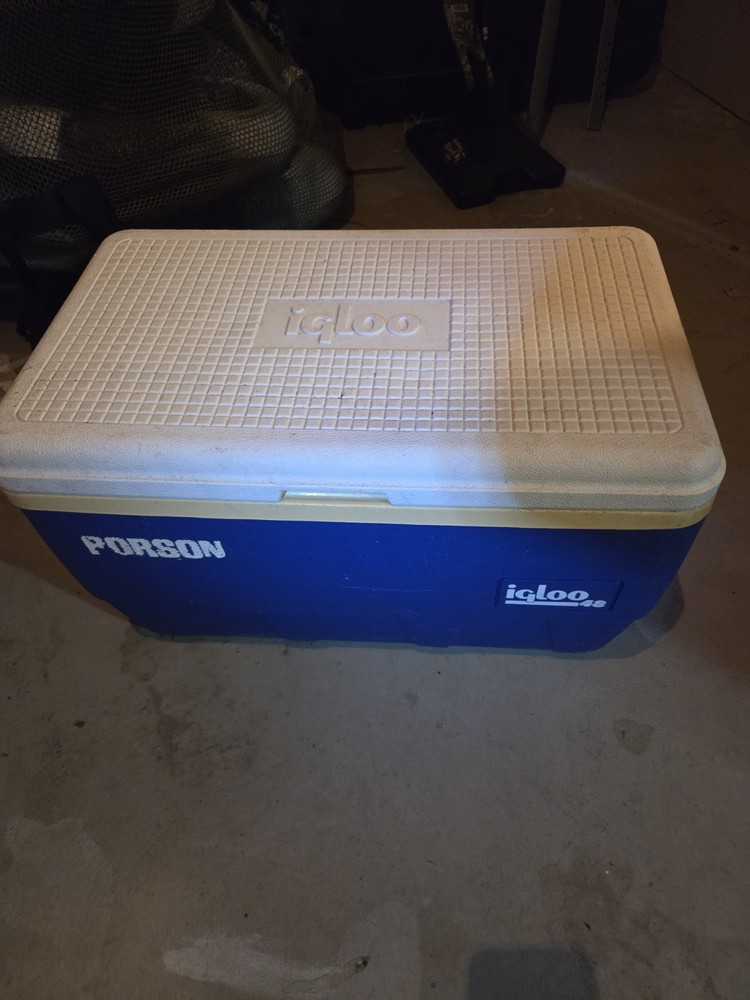 Igloo 48 qt Blue White Plastic Cooler Box