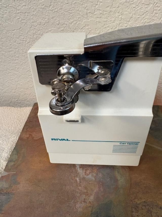 Vintage Rival Can opener with Hideaway Cord