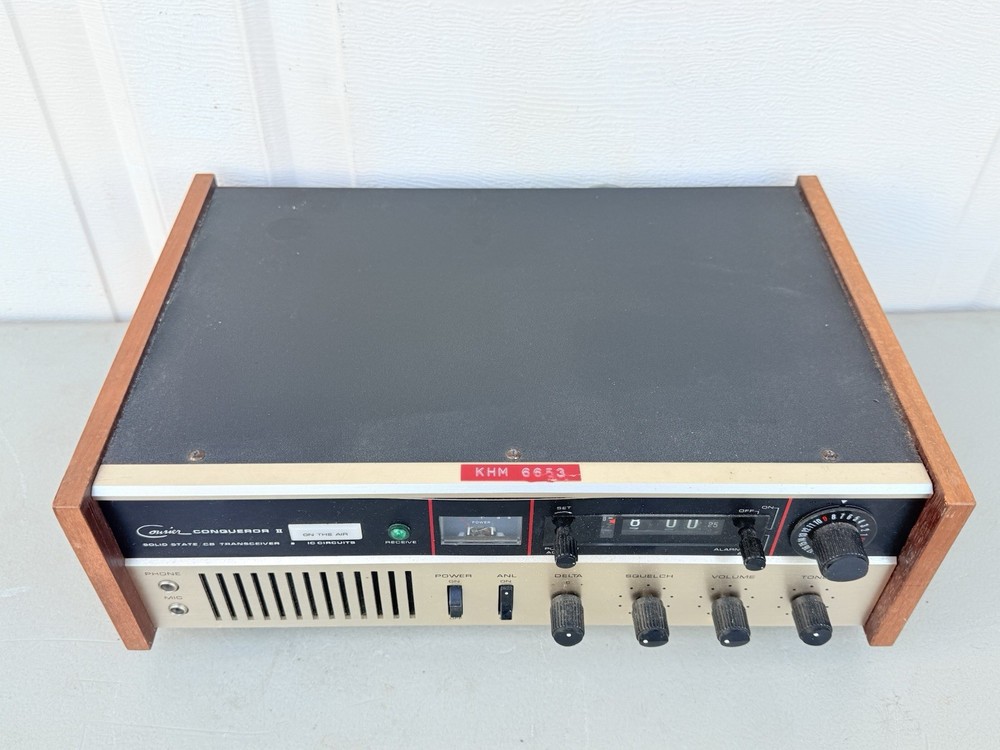 Vintage Courier Conqueror II CB Transceiver Radio Powers On Untested