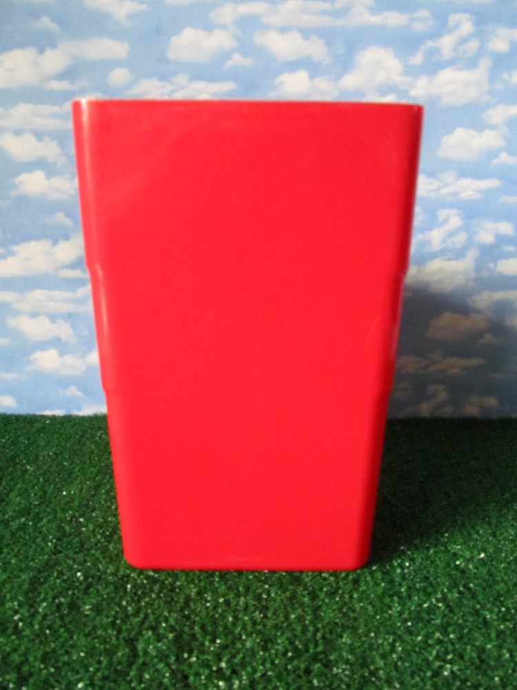 LITTLE GIANT® 3 Quart RED Heavy Duty Plastic Stackable Feed Scoop Measure Marks