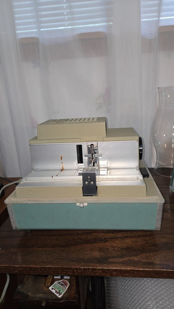 Argus 500 Automatic 4" 35mm Slide Viewer with case, model 58 (GBR HCC)