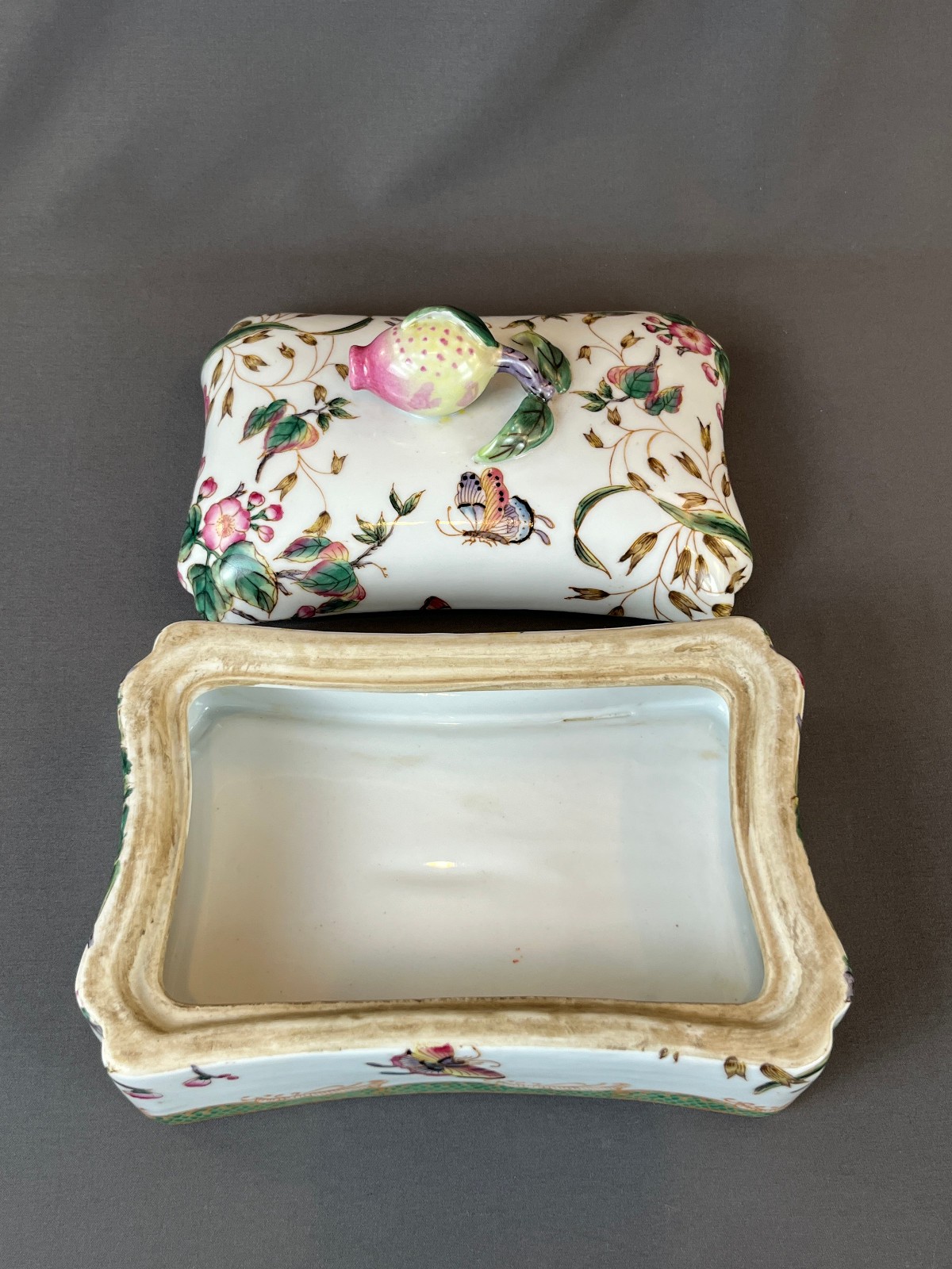 Hua Rong Tang Zhi Porcelain Hand-Painted 8" Lidded Box w/Pomegrante Finial: MINT