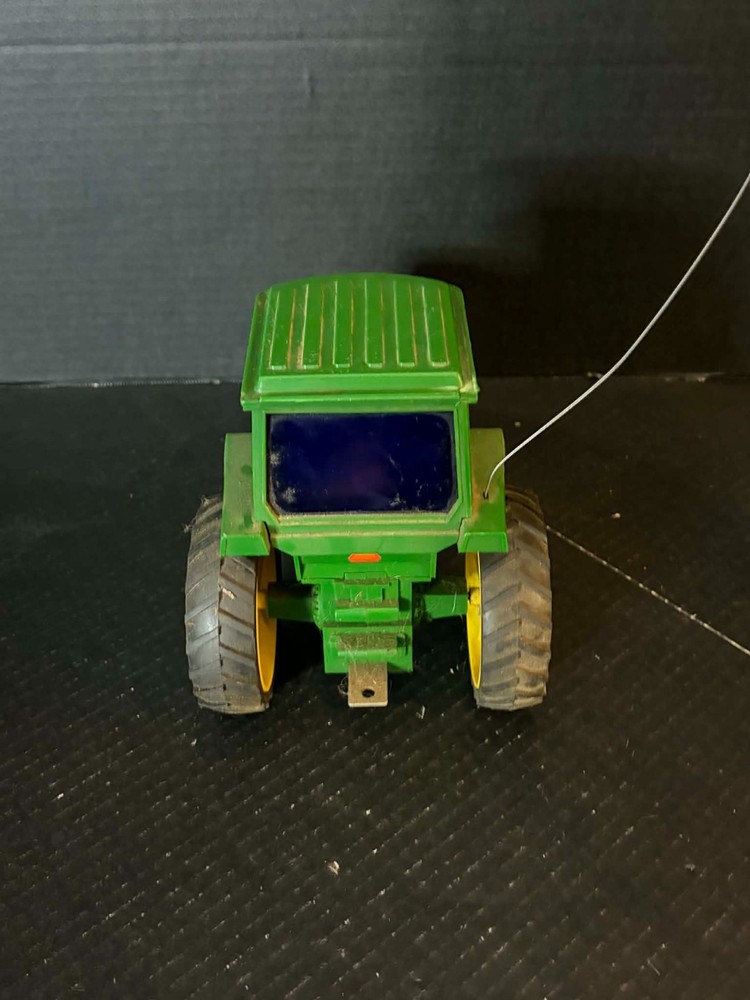 ERTL JOHN DEERE 9-FUNCTION RADIO CONTROLLED TRACTOR NOT TESTED NO CONTROLLER