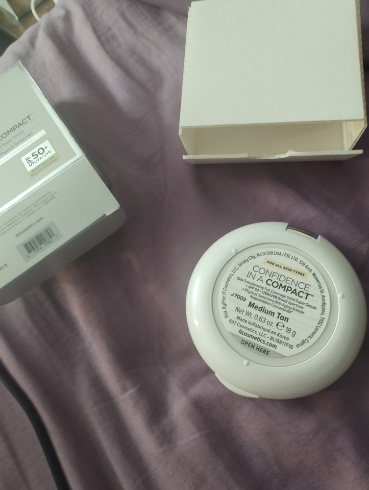 It Confidence In A Compact Shade Medium Tan DISCONTINUED