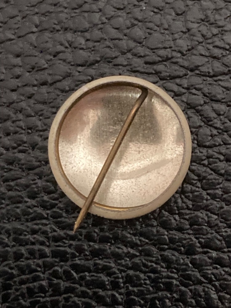 COLLECTABLE 1940 Red Cross Button