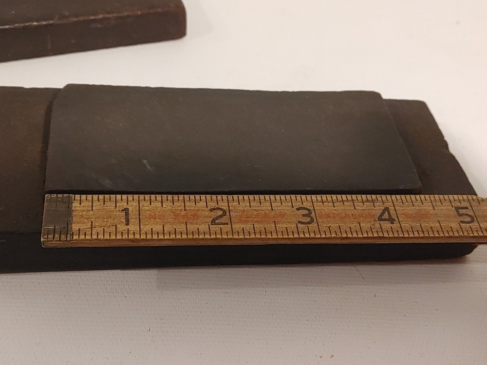 VINTAGE SHARPENING STONE IN WOODEN BOX