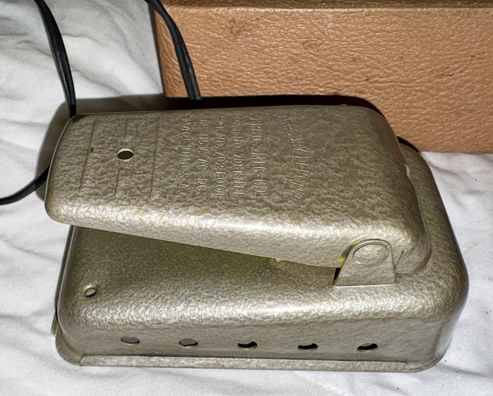 VINTAGE 1967 DOMESTIC ZIG-ZAF DIAL A STITCH MODEL 1665 SEWING MACHINE-WORKS WELL