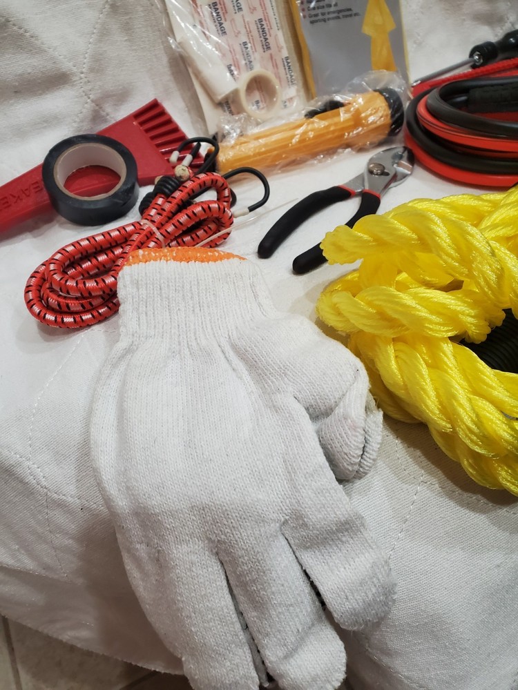 Performance Tool Deluxe Roadside Emergency Kit