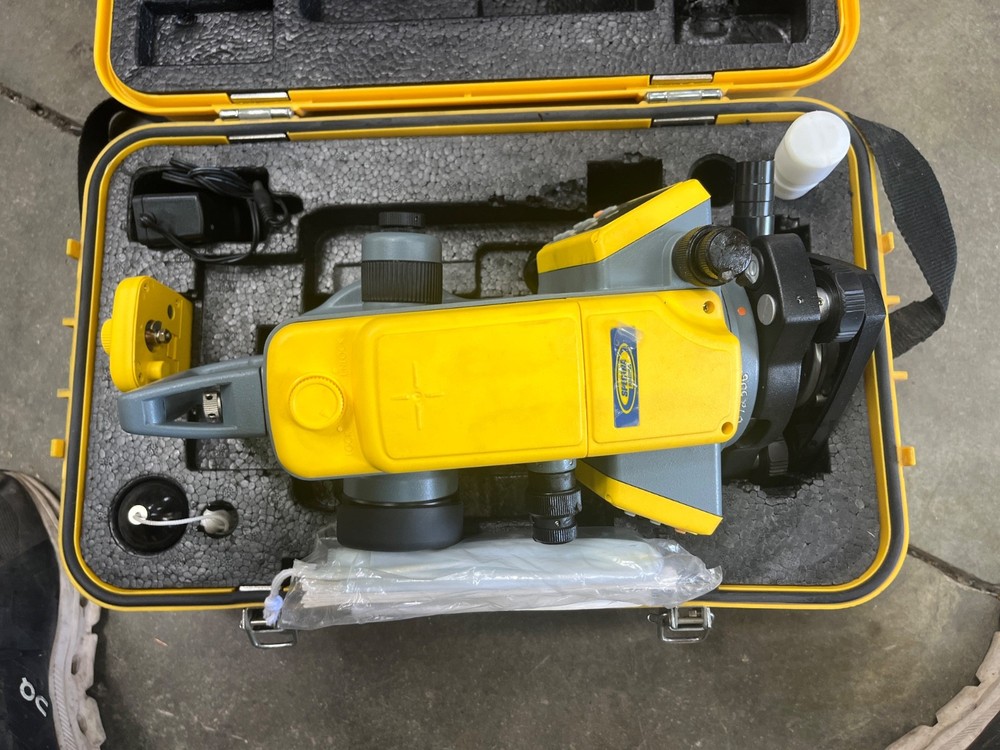Spectra DET-2 Digital Electronic Transit Level Theodolite with Case