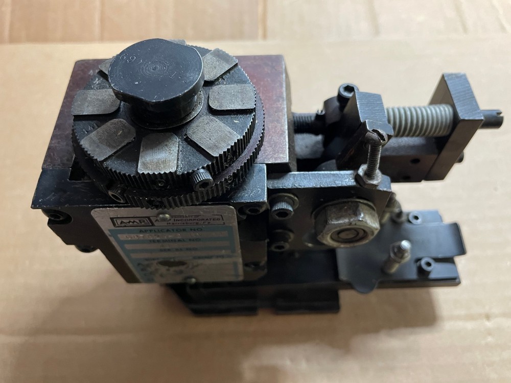 Amp 687823-2 Applicator