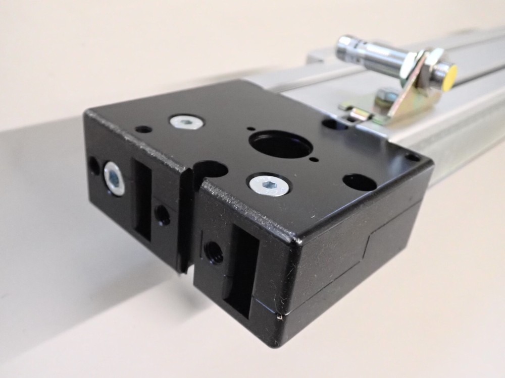 7878001 MACRON DYNAMICS WITH REXROTH BELT LINEAR RAIL SLIDE ACTUATOR NEW