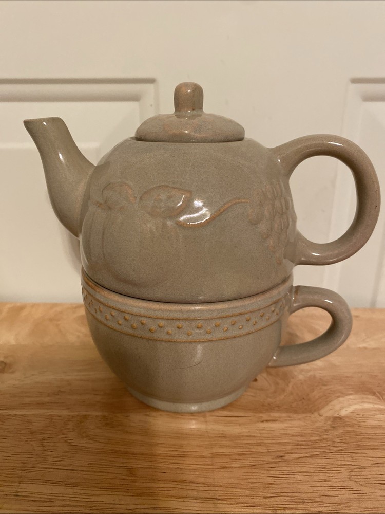 vintage stackable teapot. 6.5” Ceramic