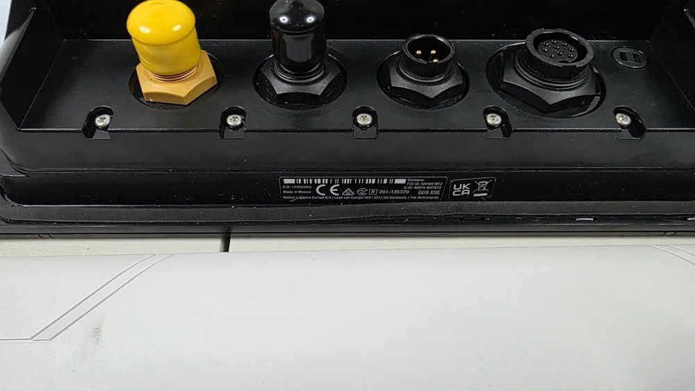 Simrad GO9 XSE Chartplotter / Fishfinder – Complete Kit w/ HS Skimmer M/H.