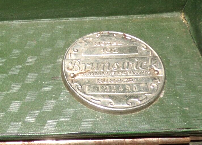 BRUNSWICK PORTABLE DISC PHONOGRAPH MODEL 102