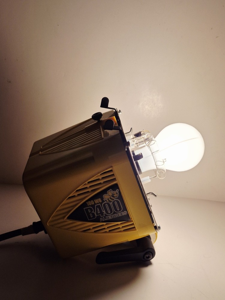 Paul C. Buff B400 AlienBees Yellow Studio Light Bundle - Light/Case/Reflector