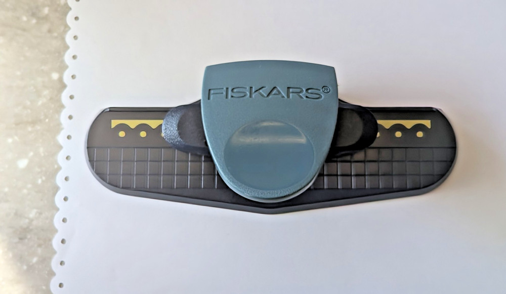 Fiskars Threading Water Continuous Border Punch Circles Dots Scallop