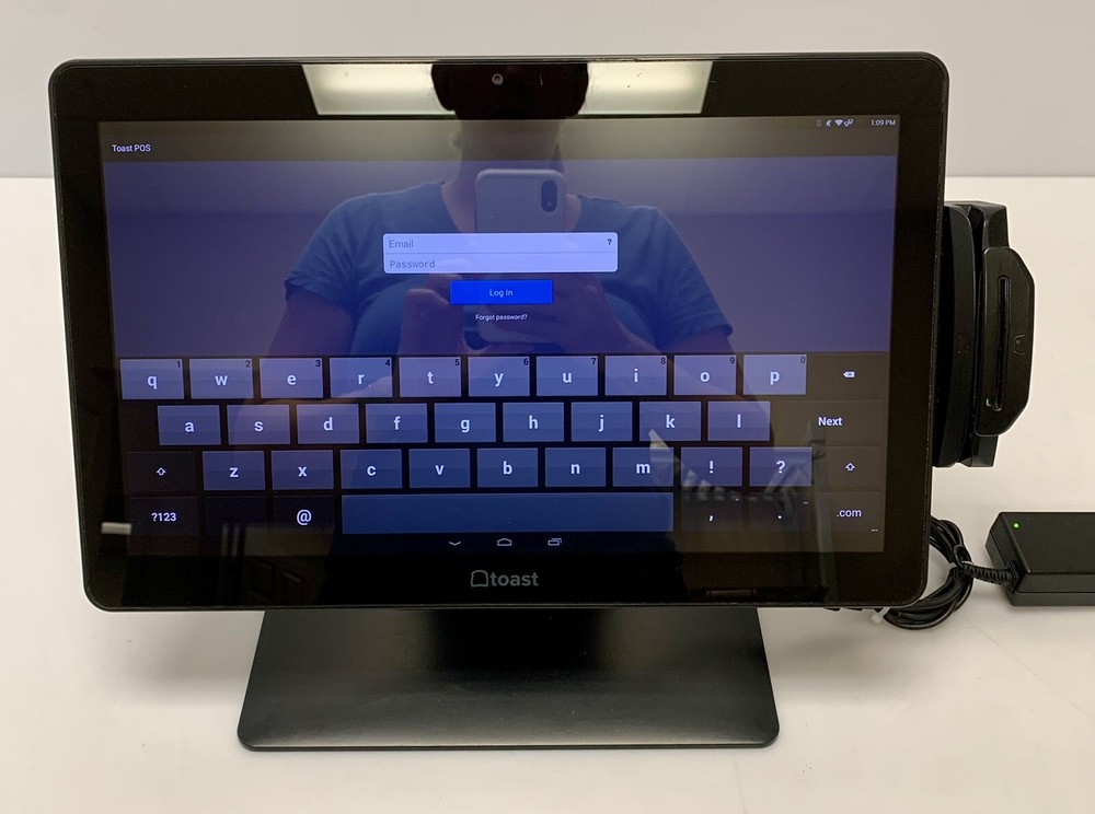 Elo MSM8690 Touch Screen W/ Toast POS, Card Reader, Power Adapter Cable & Stand
