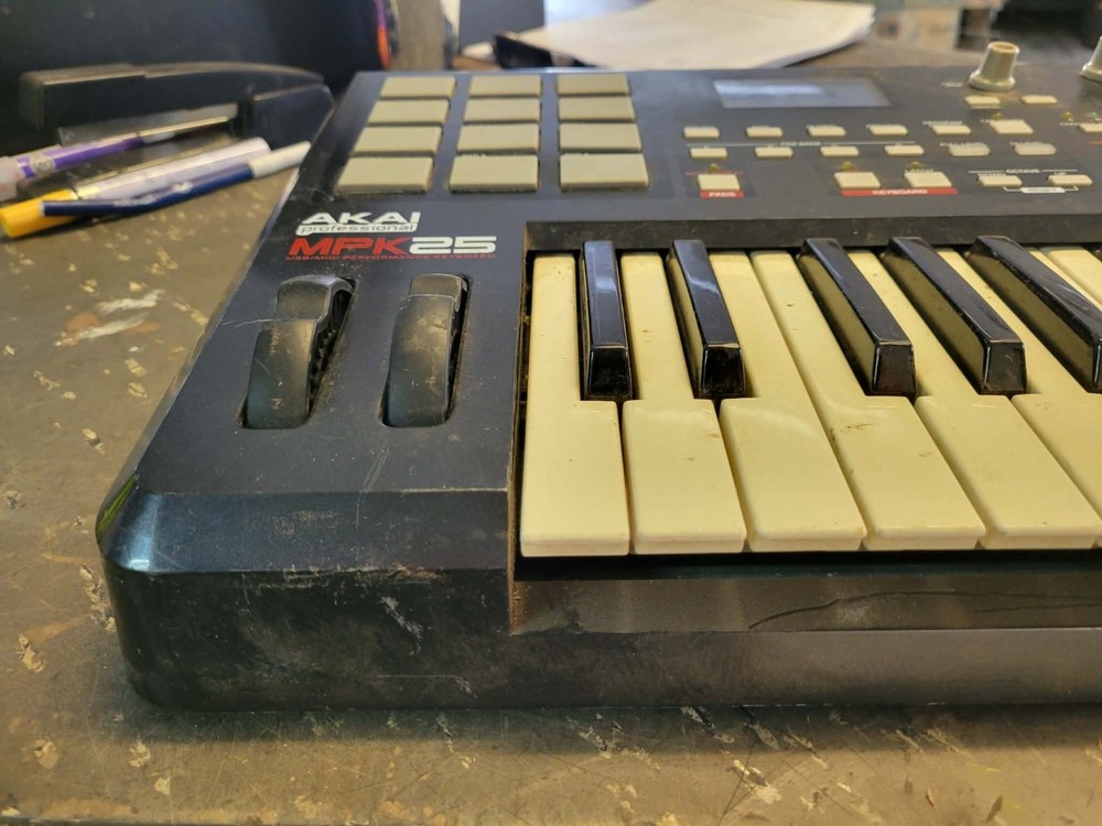 AKAI professional mpk25 usb/midi performance keyboard