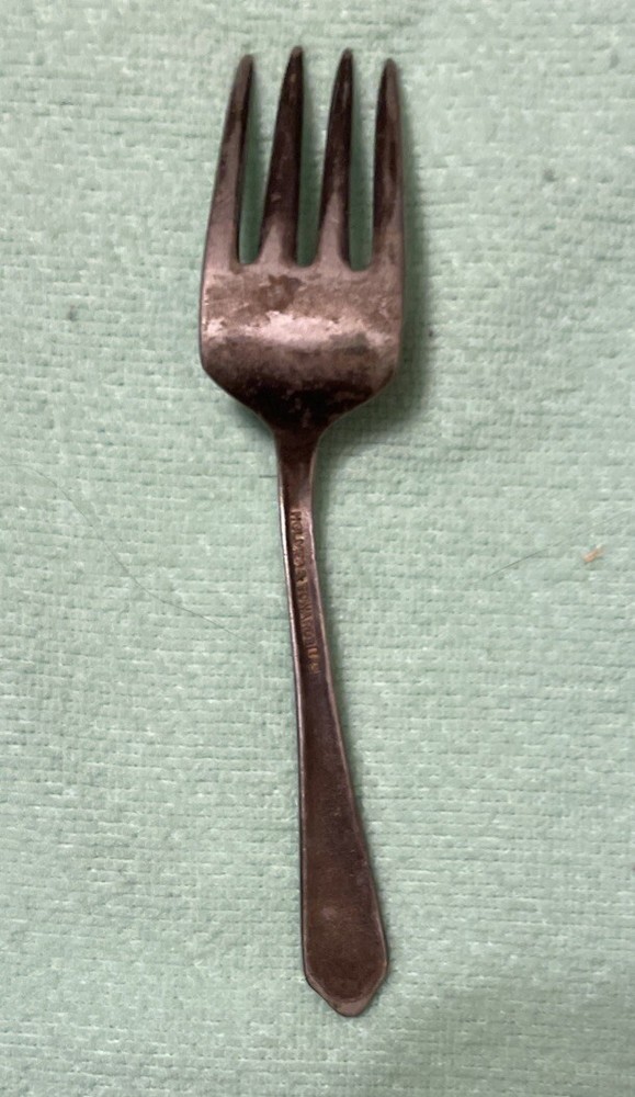 VINTAGE HOLMES & EDWARDS SILVER PLATED CHILDS FORK! 4 1/8 INCHES