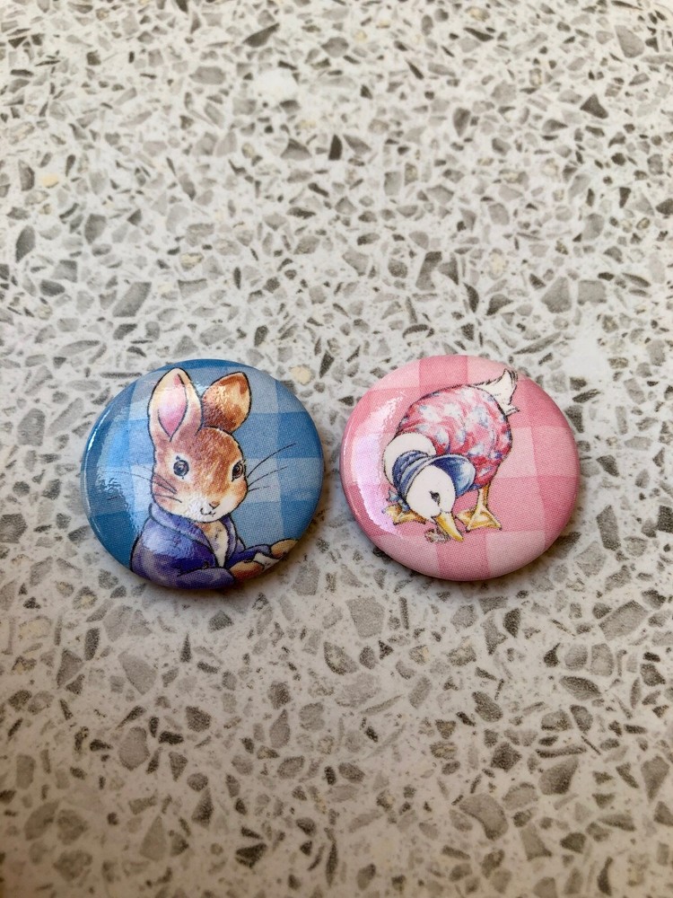 2x BEATRIX POTTER PETER RABBIT & JEMIMA PUDDLE DUCK PINS BADGES BUTTONS LICENSED