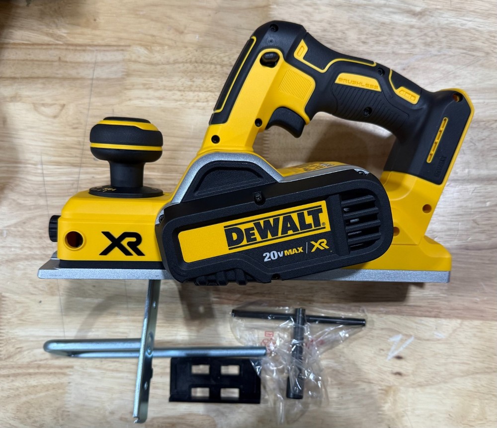 New! DEWALT 20v Max Wireless Handheld Planer (DCP580B)