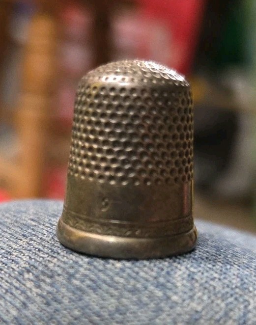 STERLING SILVER THIMBLE ANTIQUE SIZE 9 SCROLL BORDER 5 GRAMS