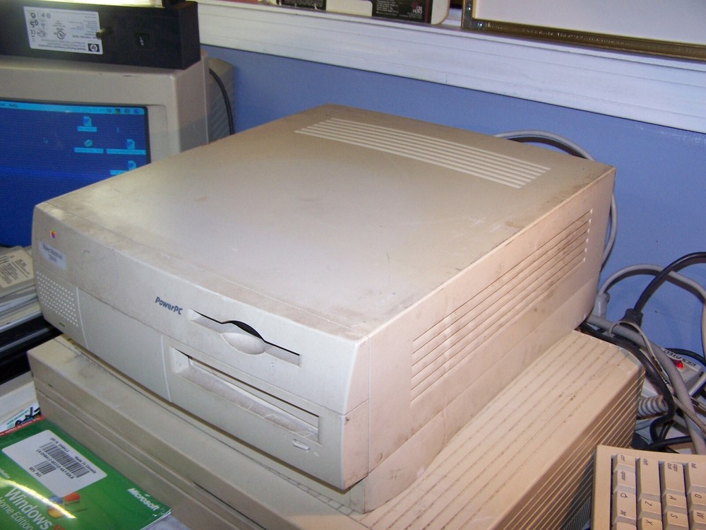 Apple Power Macintosh 7200/90 With KB and Mouse - Working fine