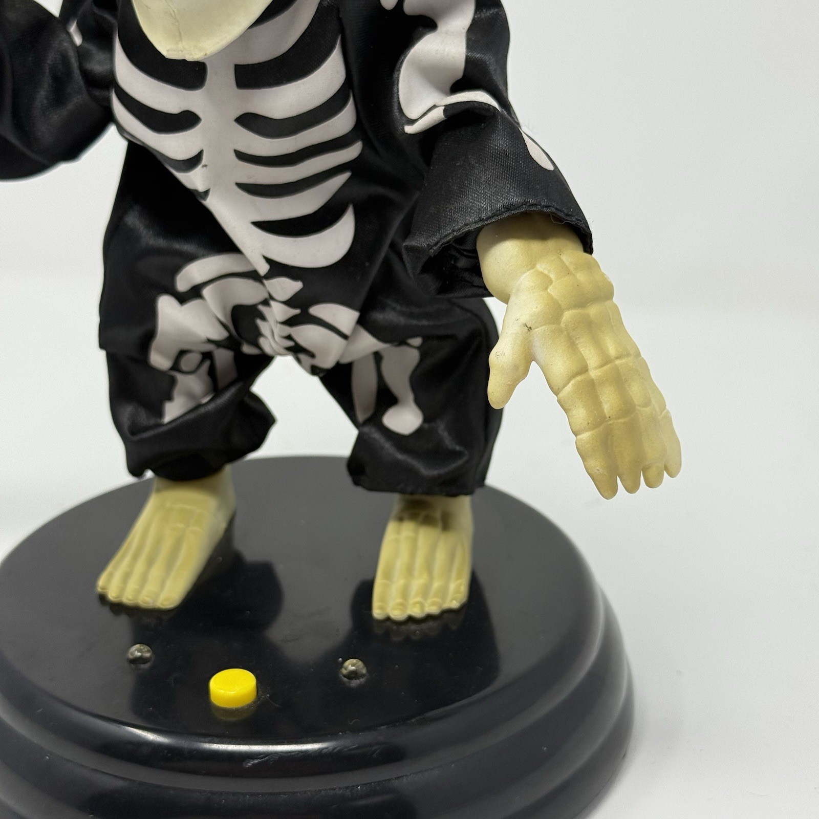 Fully Works Gemmy Groove Line Grave Raver Groovin’ Ghoul Skeleton Dancing