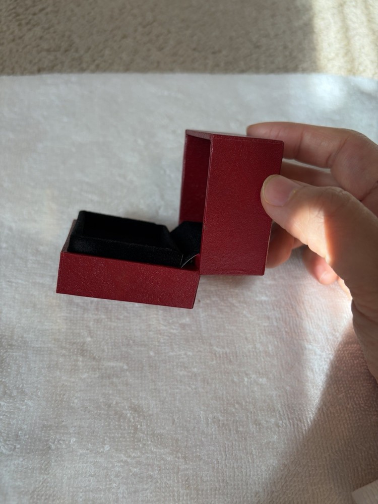 Red Ring Display Box with Black Interior for 1 Ring