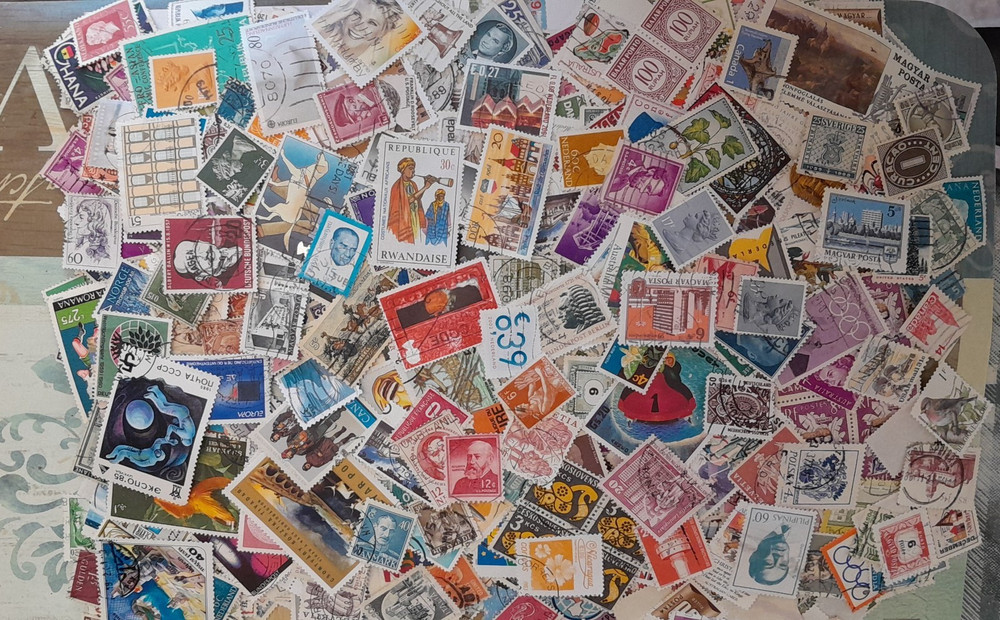 1000 Worldwide Stamps - All Different ! Large, Medium and Small Stamps