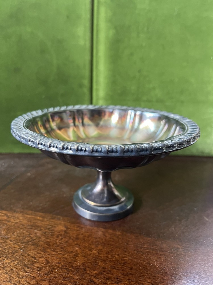 Oneida Silversmiths Silver Plate Footed Pedestal Serving Candy Dish