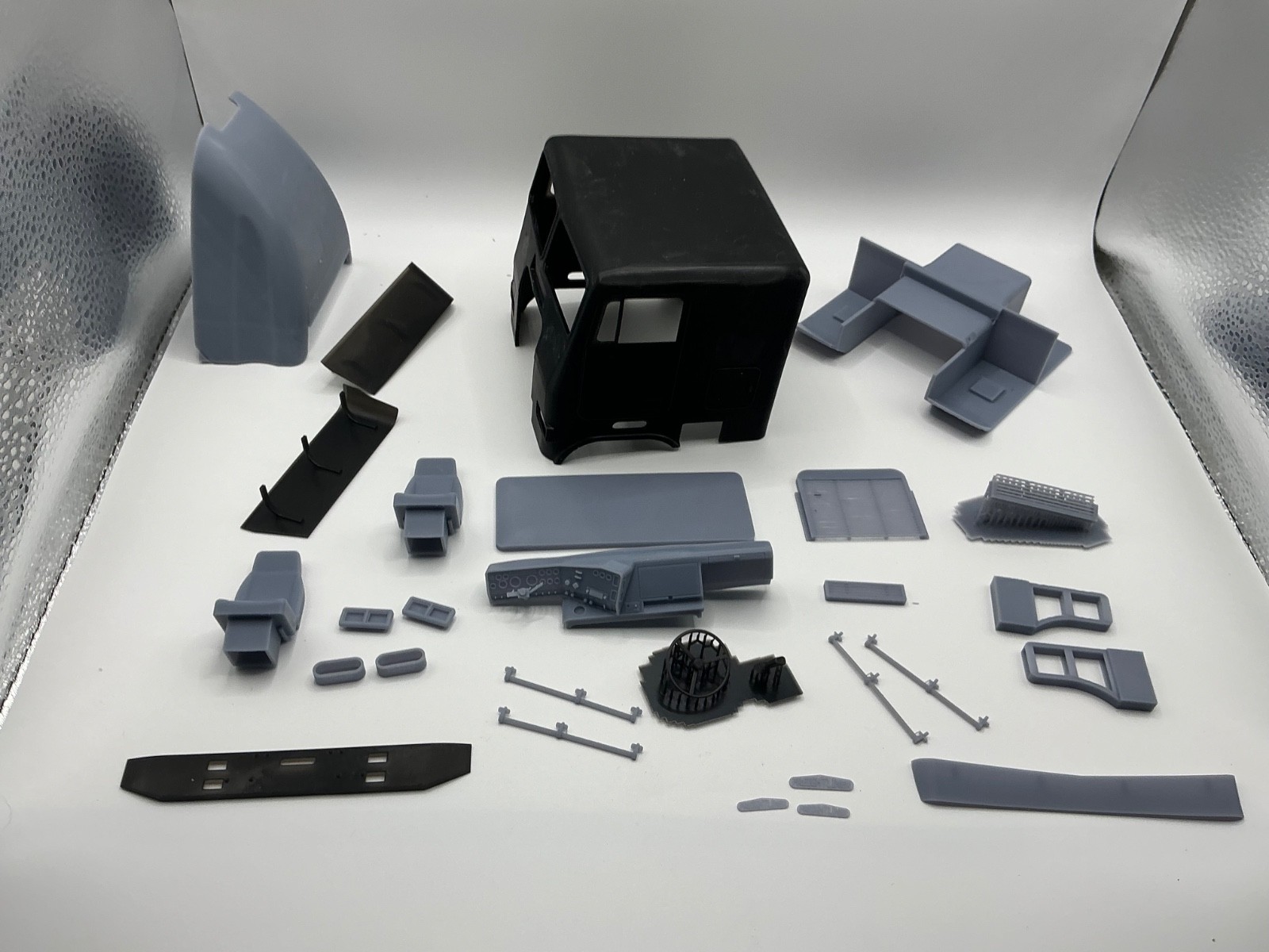 1/25th resin 3d 84-88 Freightliner 86" cab by KJ