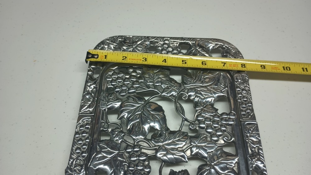 Lenox Grapevine Pattern Metal Expandable Trivet