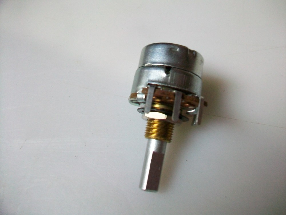 CLAROSTAT 5K OHM LINEAR TAPER POTENTIOMETER W/ SWITCH - 1/2" SHAFT WITH SWITCH