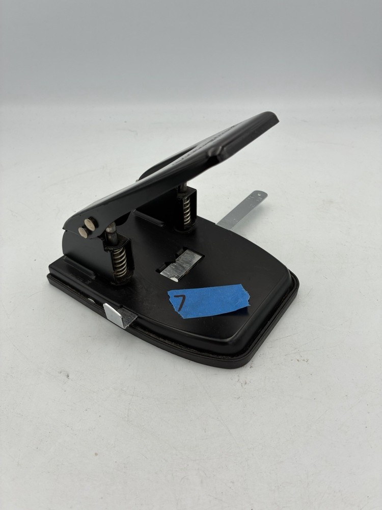 Office Max Heavy-Duty 2 Hole Punch 20 Sheets