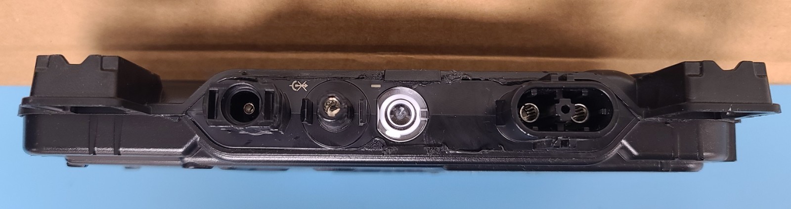 Microinverter (IQ8HC-72-M-DOM-US) MC4 Wire Connector no cap and mounting bracket