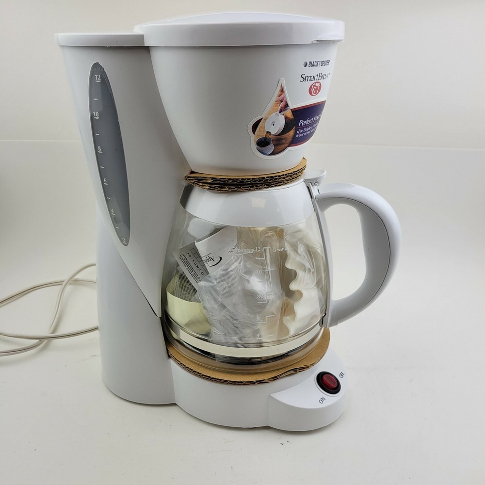 BLACK&DECKER Smart Brew DCM2000 12 Cup Coffeemaker. See Pictures